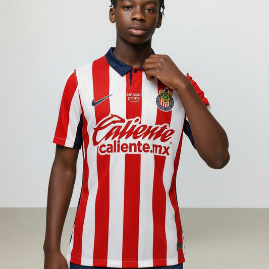 Santa Casaca Chivas 2026/27 player version jersey with red and white stripes, navy collar, and team crest.